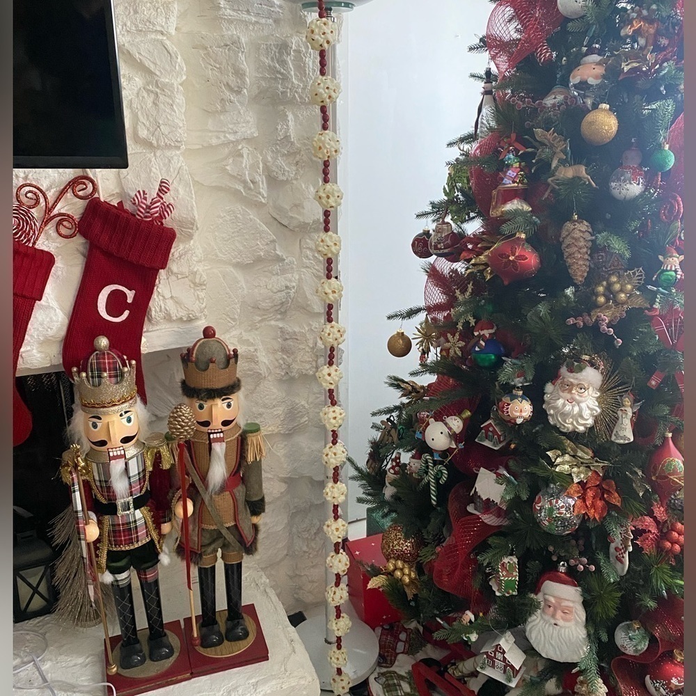 NWT POPCORN BALL GARLAND WITH WOODEN BEADS 68 inches